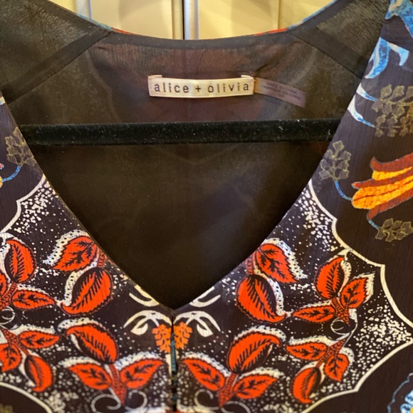 Alice and Olivia silk V neck blouse size small - Picture 2 of 3